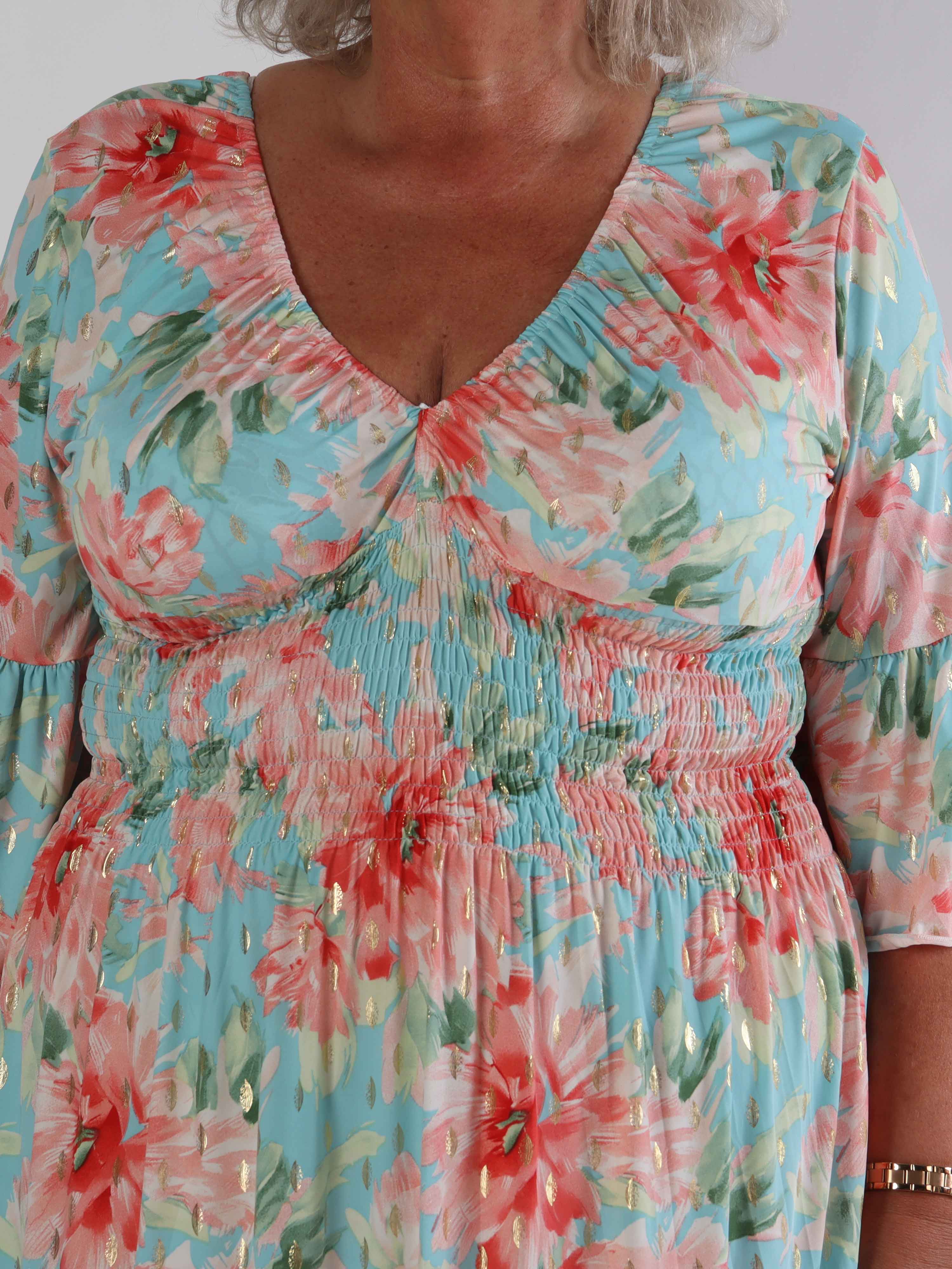 Flora Flower - Blomstret plus size kjole med smock og flæse på ærmet